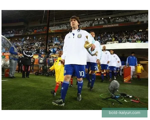 梅西队长袖标在国家队表现亮眼，持续提升球队竞争力